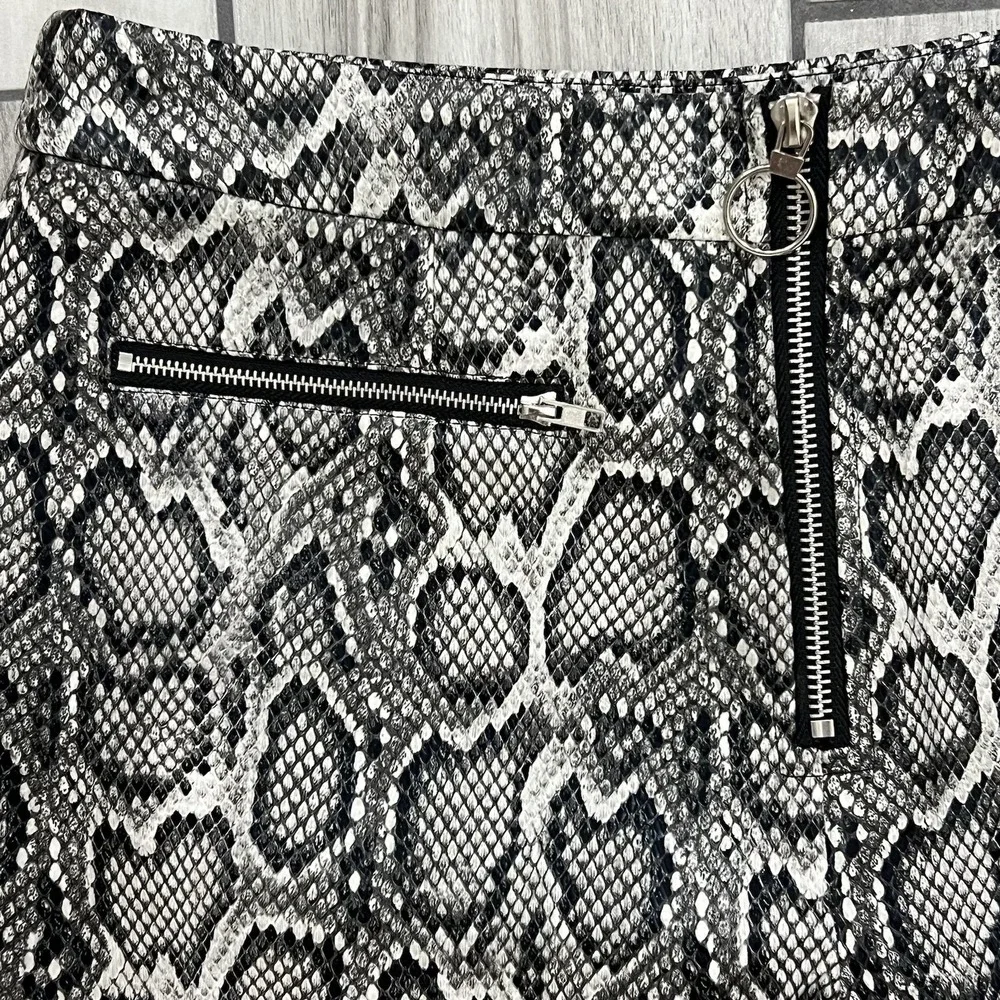 Voge Boutique Shorts Women L Grey NEW Snake Print Queen Cobra High Rise Zipper